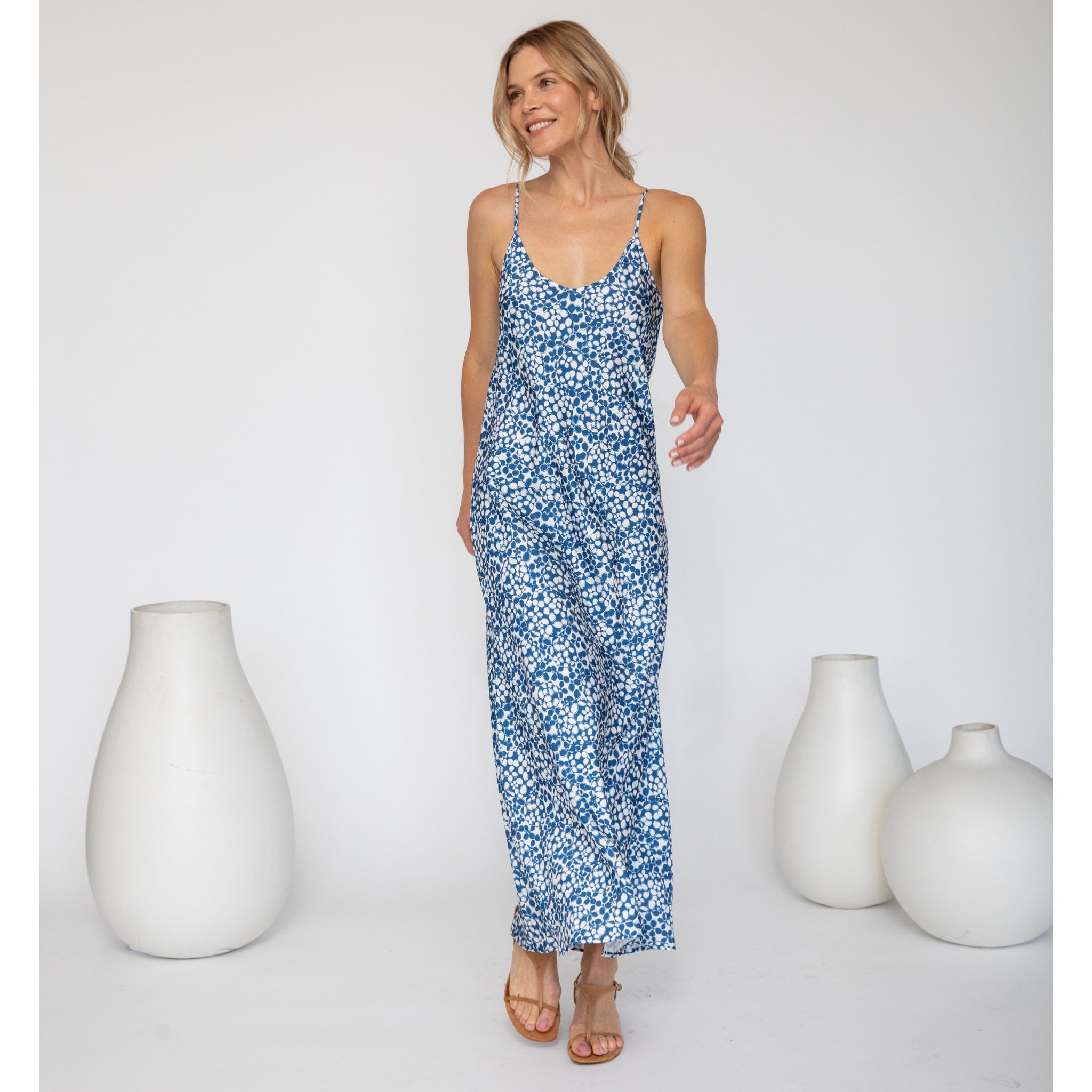 Quyenn Breejette Printed White & Blue Flower Slip Dress White & Blue / XL